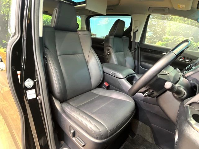 運転席シート廻りは使用感も少なく、良好な状態となっています。丁寧に使われていたことがよくわかりますね。