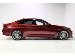 電動ガラスサンルーフ　ヘッドレストにひし形マーク　ハイグロス・シャドーライン　アルピナ・パドルシフト　インテリアトリム・ピアノブラック