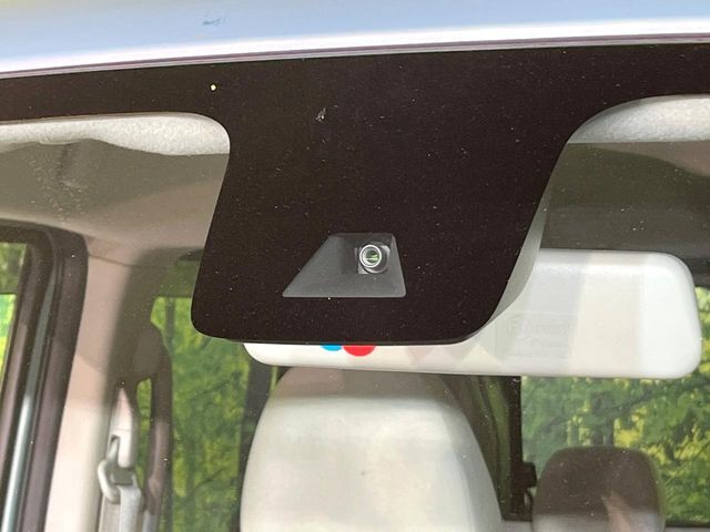 【エマージェンシーブレーキ】走行中に前方の車両等を認識し、衝突しそうな時は警報とブレーキで衝突回避と被害軽減をアシスト。より安全にドライブをお楽しみいただけます。