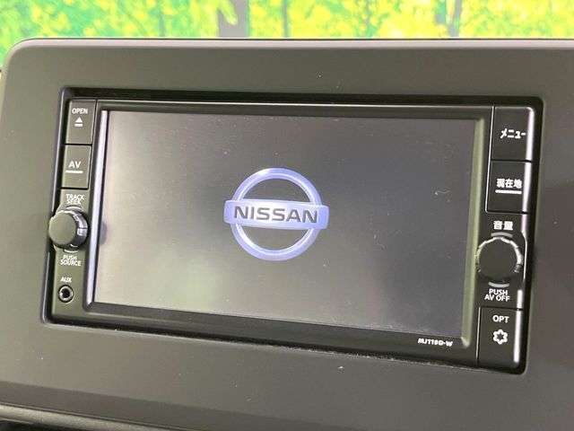【純正ナビ】人気の純正ナビを装備しております。ナビの使いやすさはもちろん、オーディオ機能も充実！キャンプや旅行はもちろん、通勤や買い物など普段のドライブも楽しくなるはず♪