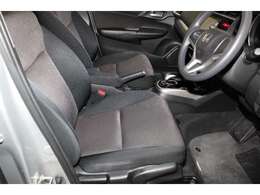 ゆったりとした運転席、助手席です。運転席はシートハイトアジャスター付きで高さ調整が出来るので、いろんな人のドライブポジションに合います。