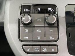 【オートエアコン】一度お好みの温度に設定すれば、車内の温度を検知し風量や温度を自動で調整。暑い…寒い…と何度もスイッチ操作をする必要はありません。快適な車内空間には必須の機能ですね♪