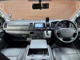 コックピット。車内もキレイで嫌な臭いもありません！ご納車後の臭いが付きにくくなる「空気触媒コーティング」もあります。