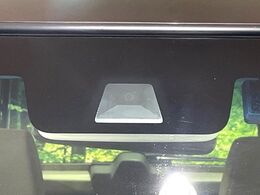 【ホンダセンシング】走行中に前方の車両等を認識し、衝突しそうな時は警報とブレーキで衝突回避と被害軽減をアシスト。より安全にドライブをお楽しみいただけます。