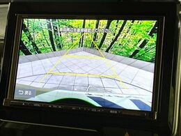 【バックカメラ】駐車時に後方がリアルタイム映像で確認できます。大型商業施設や立体駐車場での駐車時や、夜間のバック時に大活躍！運転スキルに関わらず、今や必須となった装備のひとつです！