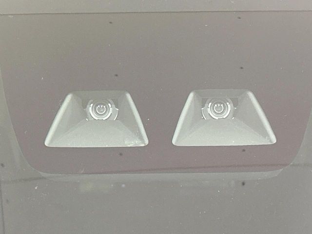 【スマートアシスト】走行中に前方の車両等を認識し、衝突しそうな時は警報とブレーキで衝突回避と被害軽減をアシスト。より安全にドライブをお楽しみいただけます。