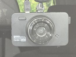 【ドライブレコーダー】安心・安全なカーライフに必須のドライブレコーダーを装備！走行中はもちろん、あおり運転や事故に遭遇した際の状況も映像で記録し、万一のリスクに備えます。