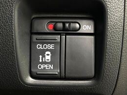 【パワースライドドア】スマートキーや運転席のスイッチでスライドドアの開閉が可能♪電動だから力を入れてドアを開ける必要が無く、小さいお子様でも、重い荷物を持っている時もラクに開け閉めできます♪