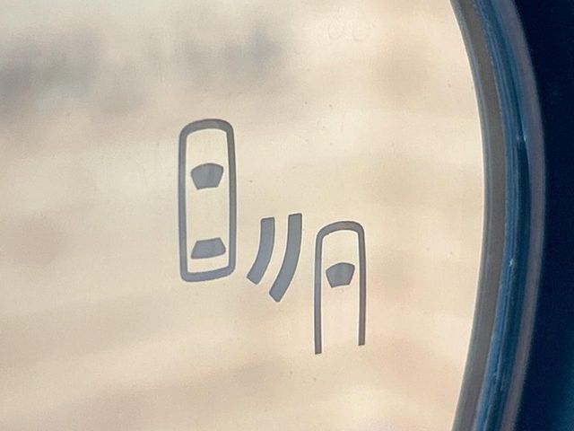 【ブラインドスポットモニター】走行中、ドアミラーの死角になりやすい箇所に後続車が接近するとサイドミラーのレンズに警告を表示！ドライバーに注意喚起をしてくれます。