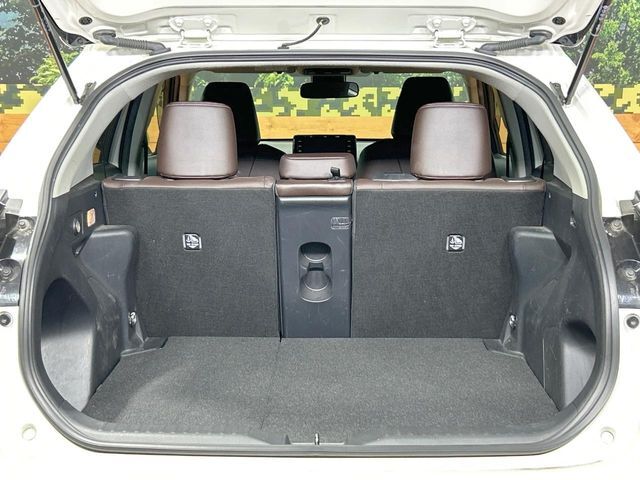 積み下ろしのしやすいデッキにはたっぷりと荷物を積み込んでいただけます。遊びから仕事まで、様々なシーンで頼れます♪
