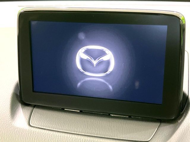 【マツダコネクトナビ】車内の雰囲気にマッチした一体型タイプのナビ。各種車輌設定やBluetooth再生等、様々な機能が楽しめます。直感的なダイヤル操作が可能で、使い勝手も良好です。