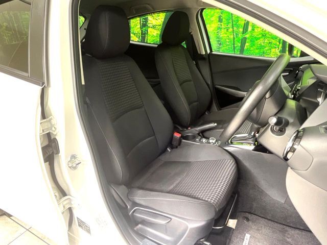 運転席まわりには十分なスペースがあり、大柄な方でもゆったり運転していただける環境です。