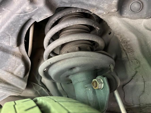 お車を安心してお乗りいただく為には、足回りの定期点検が欠かせません。サービスサポート（有償保証）では無料点検もご提供しており、安心のカーライフをお過ごしいただけるサポート体制が整っています。