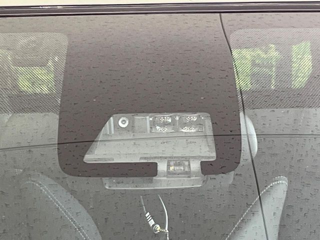 【プリクラッシュセーフティ】前方の車両等を検知し、衝突しそうな時は警報で注意を促し、ブレーキを踏む力をサポート。ブレーキを踏めなかった場合は衝突被害軽減ブレーキが作動、衝突回避をサポートします。