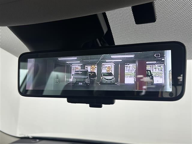 【インテリジェントルームミラー】車両後方カメラの映像をルームミラーに映すことが出来ます。　そのため、後席に人や荷物があって後方が見えづらい場合でもしっかり視界を確保することが出来ます。