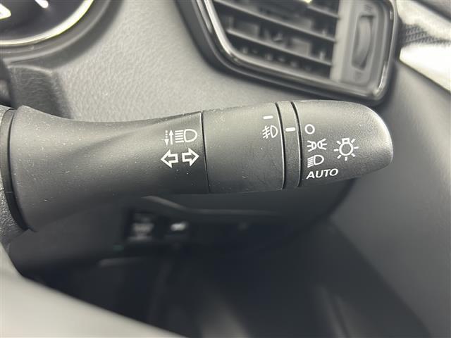 【オートライト（AUTO）】外の明るさをシステムが感知して、自動でヘッドライトが点灯します！ヘッドライトをつけ忘れを防ぐ便利機能です。