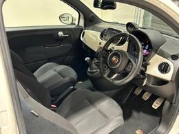 スポーティーな車内空間