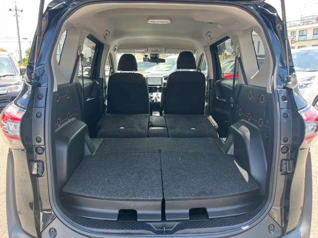 シートを格納すれば大きな荷物を載せることも可能な広々スペースを確保♪車によってシートの格納方法が違い特徴がありますので、詳細は是非お気軽にスタッフまでお問い合わせください！【電話で詳細確認】