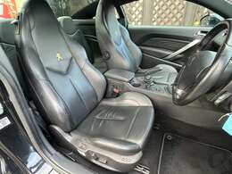 純正本革シートが装着されており高級感のある車内となっております！！傷みもなく良好な状態となっております♪