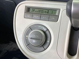 【オートエアコン】一度お好みの温度に設定すれば、車内の温度を検知し風量や温度を自動で調整。暑い…寒い…と何度もスイッチ操作をする必要はありません。快適な車内空間には必須の機能ですね♪