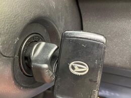 【キーレス】少し離れた場所からでもボタン一つでドアの開錠・施錠ができるのでとっても便利！ドアの鍵穴周りに傷をつけることもありません♪