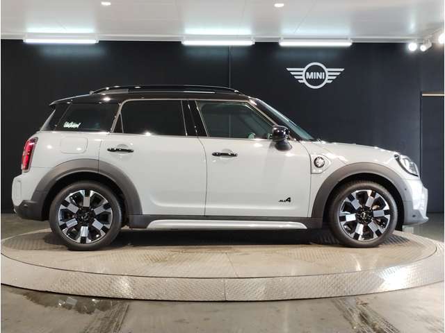 ☆MINIの車の始まりは大人四人がギリギリ乗れるコンパクトな車です！！今となっては3ナンバーですが、もともとは5ナンバーの車でした！！