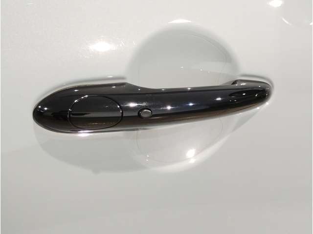 MINIはドアが分厚いです。衝突によりドアがつぶれてしまった場合にも外からいち早くドアを開けれるよう考えられています。数十秒の救出の遅れが命につながりかねない場合、こういった配慮が重要なポイントです。