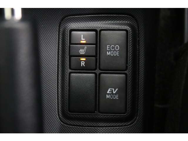 メーカーオプションの運転席・助手席ともにシートヒーターがあるので快適ですね。寒い時期にはとても有り難いですね！