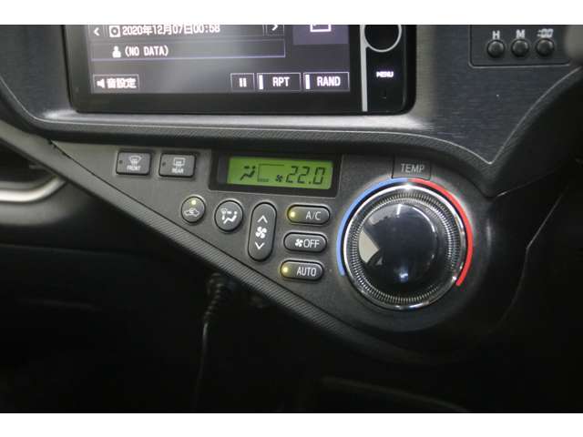 オートエアコンが装備されています。手動で切り替えなくてもよいので快適に運転が出来ますね！