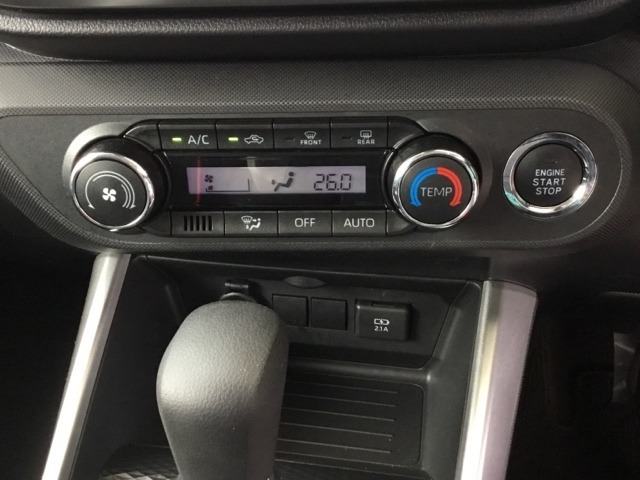 フルオートエアコンは希望の温度設定で風の温度も風量も自動調整で年中快適です。