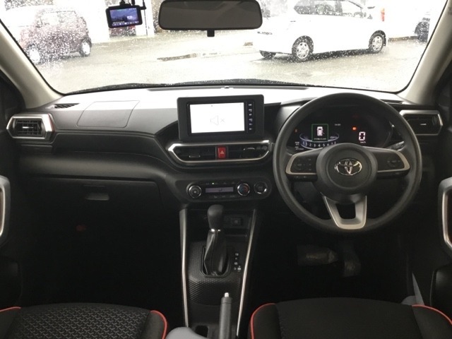 外装、内装はもちろんエンジンルームの隅々までしっかりクリーニングしています。