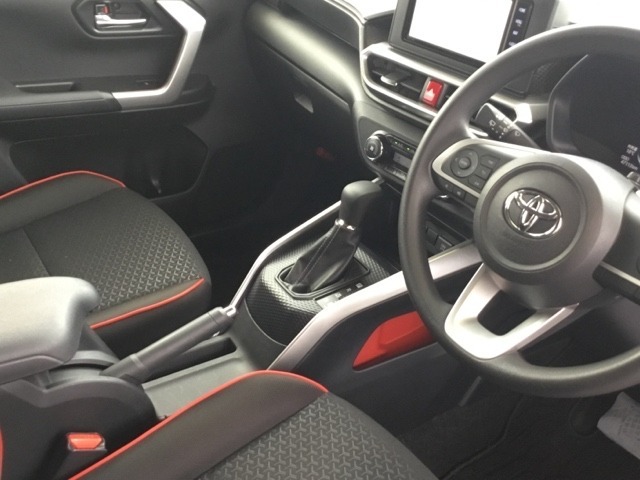 使いやすいフロアシフトに、パーキングブレーキはハンドタイプのサイドブレーキです。