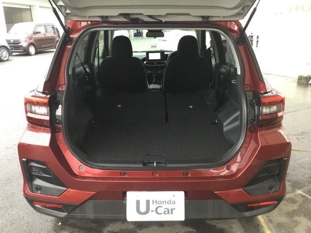 リアシートを前に倒せば、より多くの荷物を積むことができますよ。