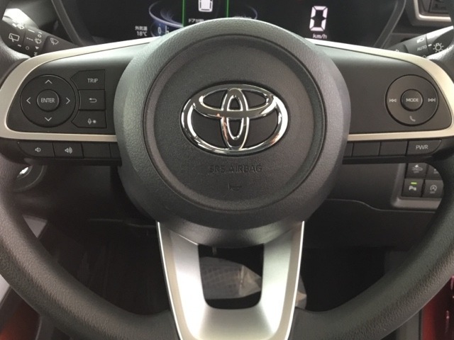 ハンドルにオーディオ操作ボタンがございます。視点を移さずハンドルから離すことなくチャンネルや各オーディオの切り替えやボリューム調整ができますので安全運転にも役立ちます。