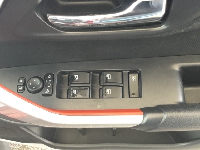 電動格納式ドアミラーのスイッチは運転席ドアにあります。