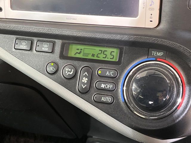 【オートエアコン】一度お好みの温度に設定すれば、車内の温度を検知し風量や温度を自動で調整。暑い…寒い…と何度もスイッチ操作をする必要はありません。快適な車内空間には必須の機能ですね♪