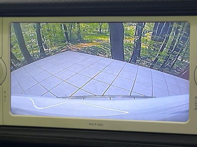 【バックカメラ】駐車時に後方がリアルタイム映像で確認できます。大型商業施設や立体駐車場での駐車時や、夜間のバック時に大活躍！運転スキルに関わらず、今や必須となった装備のひとつです！