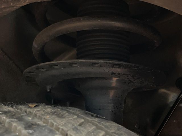 お車を安心してお乗りいただく為には、足回りの定期点検が欠かせません。サービスサポート（有償保証）では無料点検もご提供しており、安心のカーライフをお過ごしいただけるサポート体制が整っています。