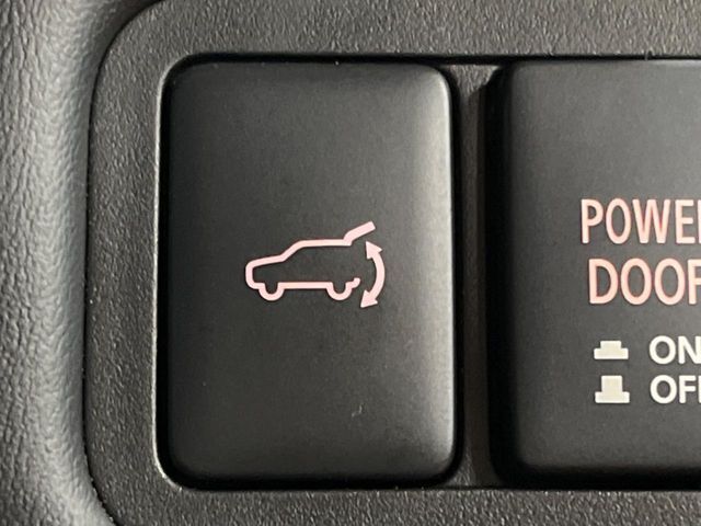 【パワーバックドア】スマートキーや運転席のボタンを押すだけでリアゲートが自動で開閉します！荷物を持っている時や、高い位置にあるバックドアを閉める際に便利な機能です♪
