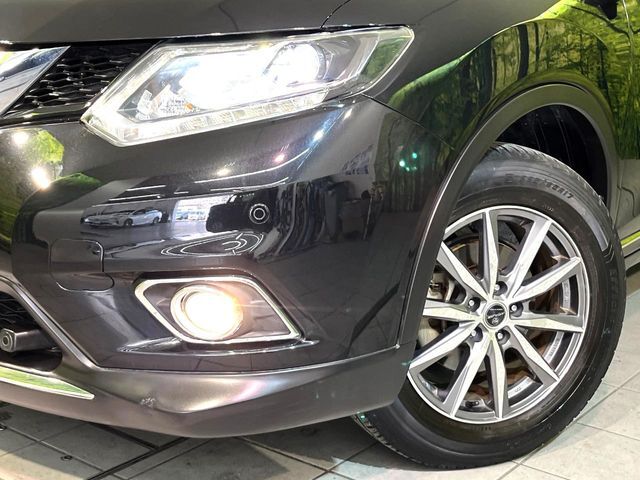 【LEDヘッドライト】悪天候や夜間走行時も良好な視界を確保し安心して運転できる高輝度LEDヘッドライトを装備！点灯速度が早く、消費電力も抑えられています。