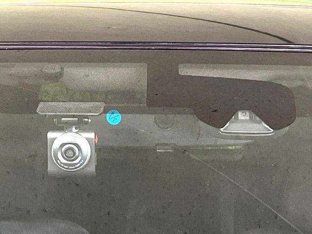 【エマージェンシーブレーキ】走行中に前方の車両等を認識し、衝突しそうな時は警報とブレーキで衝突回避と被害軽減をアシスト。より安全にドライブをお楽しみいただけます。