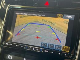 【バックカメラ】駐車時に後方がリアルタイム映像で確認できます。大型商業施設や立体駐車場での駐車時や、夜間のバック時に大活躍！運転スキルに関わらず、今や必須となった装備のひとつです！