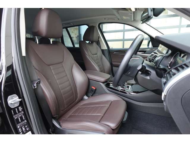 【運転席シート】人間工学に基づき形成した形状が長時間のドライブ疲労も軽減します。すべての走りを特別な出来事に変える様に設計されています。