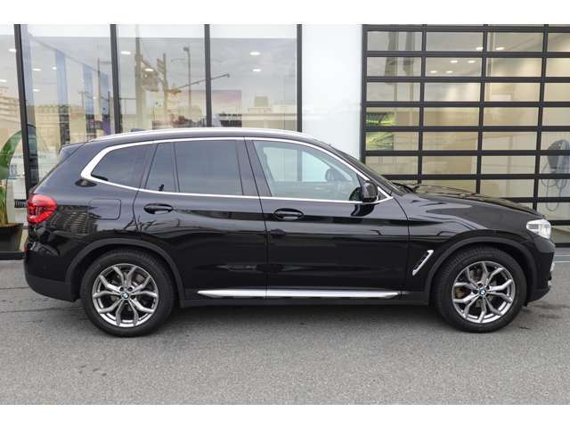 ロングホイールベース＆ショートオーバーハングを採用する事で快適性と運転性能の両立を実現しています。また、エクステリアデザインがスタイリッシュに引き締まります。