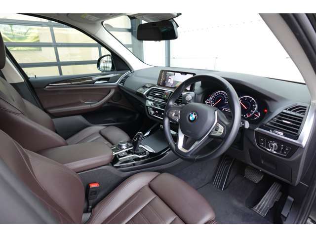 ドライバーに向かってレイアウトされた機能的なセンターコンソールやコントロール類がもたらす高い操作性。常に、運転に集中できるレイアウトです。