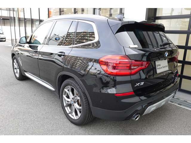 1961年から採用し続けている【ホフマイスターキンク】後席のウィンドウモール後方が斜め上に跳ね上がり、折り返して天井へと進んでいくデザインです。受け継がれるデザインアイコンの一つです。