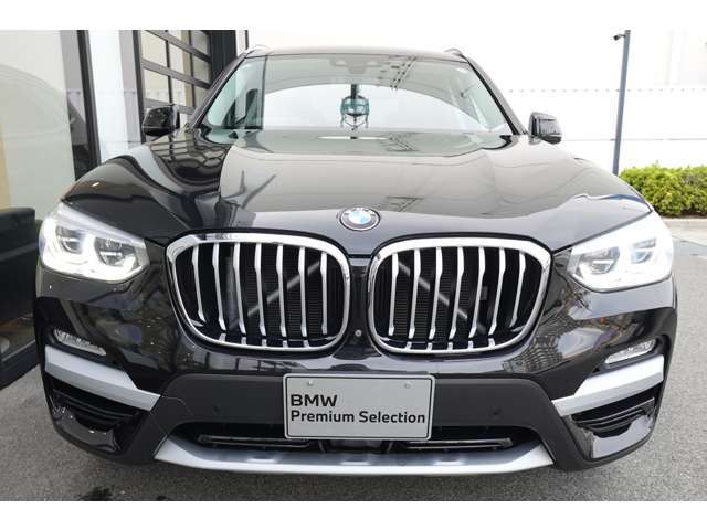 BMWの代名詞の【キドニーグリル】グリルが腎臓のように見えるので【キドニー】と呼ばれるようになりました。一目見ただけでBMWであると認識できる確固たるアイコンとして存在感を放ちます。