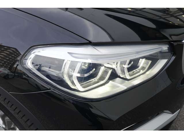 【LEDヘッドライト】先進のテクノロジーを採用し、照射される白色光の周波特性は太陽に近く、自然な明るさで夜道を明確に照らし出します。夜間はもちろん悪天候の日中でも優れた視認性を発揮し、安全性を高めます。