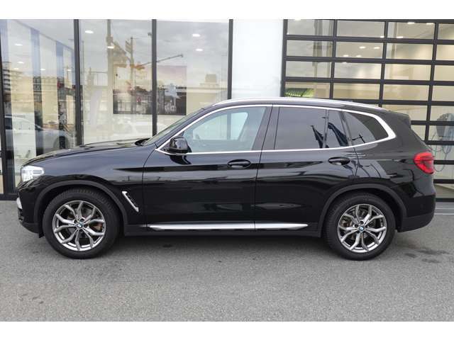 【x-Drive】走行状況や路面状況を予測し、センターデフによる調整をドライバーが挙動の乱れに気づく前に調整し、4つのタイヤそれぞれが刻々と変化する路面に対して最適なグリップを発揮でし、安定した走行を実現。