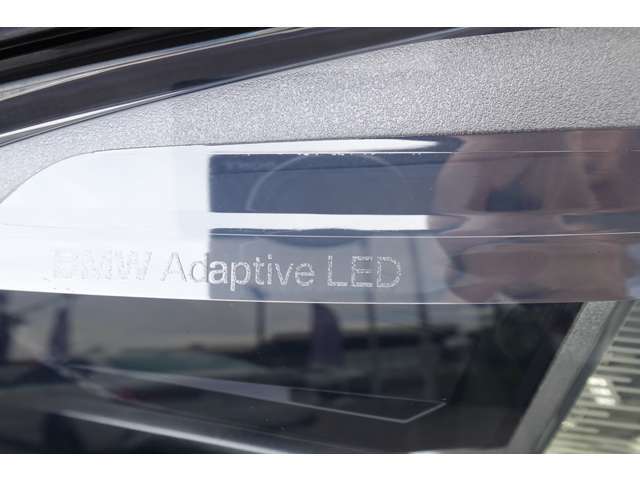 【LEDヘッドライト】先進のテクノロジーを採用し、照射される白色光の周波特性は太陽に近く、自然な明るさで夜道を明確に照らし出します。夜間はもちろん悪天候の日中でも優れた視認性を発揮し、安全性を高めます。